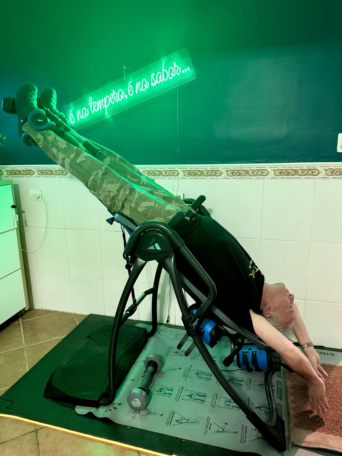Ronavatar em posição de inversão com os braços estendidos