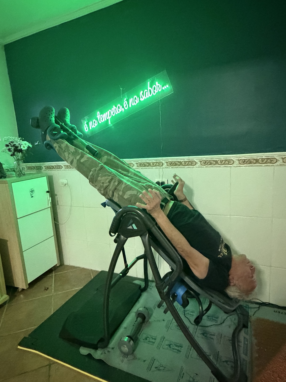 Ronavatar demonstrando inversão controlada na mesa