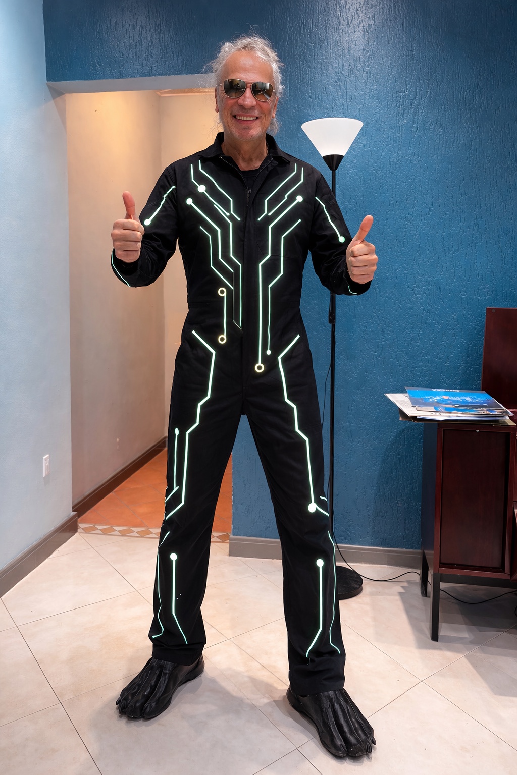 Ronavatar com traje preto iluminado por circuitos